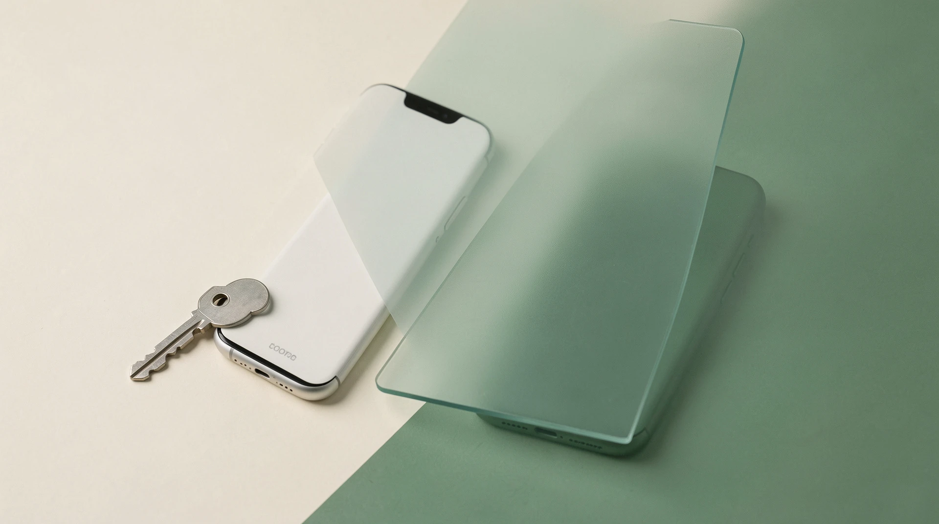 Smartphone und Schlüssel als Symbol für digitale Privatsphäre