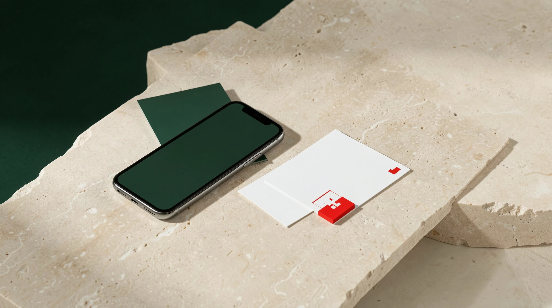 Elegante Karten und Smartphone als Symbol für transparente Mitgliedschaft